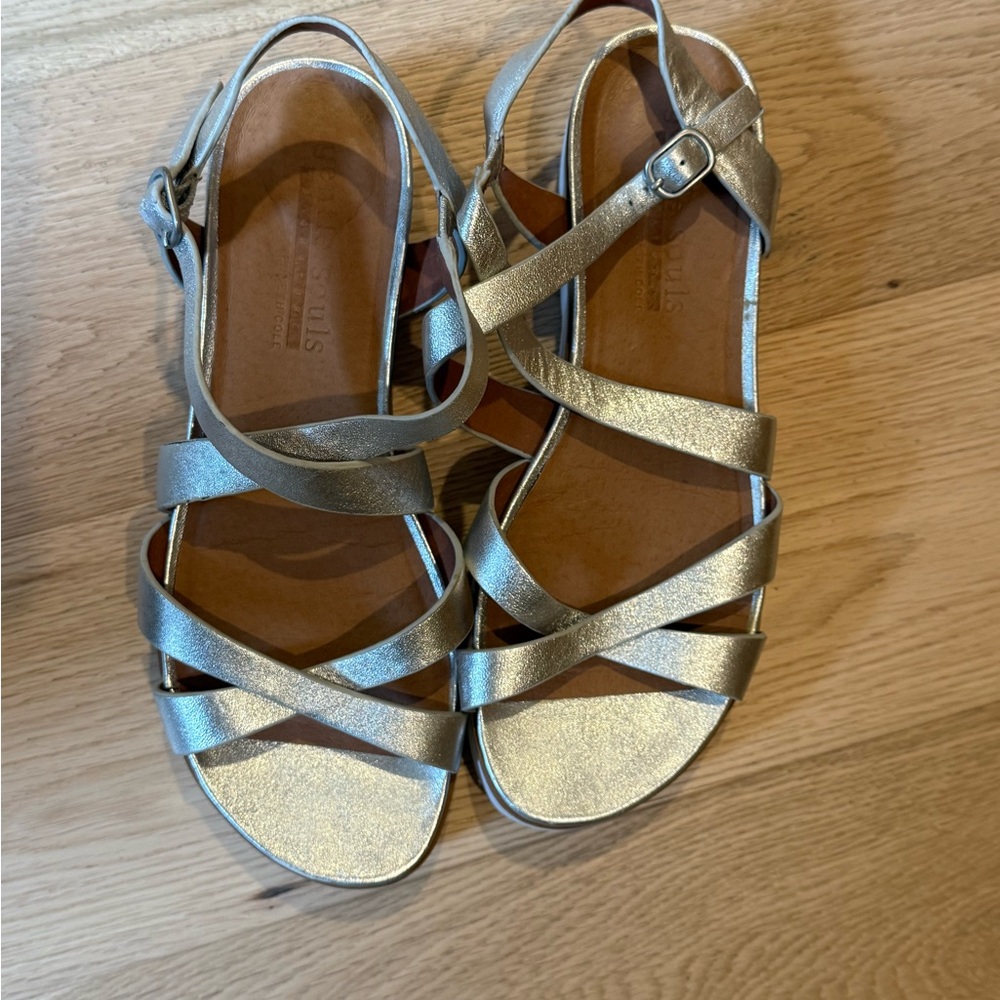 Gentle Souls by Kenneth Cole silver platform Sandals. Worn once!